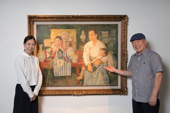 임군홍이 마지막으로 남긴 미완성작 ‘가족’ 좌우로 화가의 둘째 아들 임덕진(오른쪽)씨와 김방은 예화랑 대표가 섰다. 임씨는 “어머니 품 안에서 잠든 이 아이가 바로 저”라고 그림을 가리키며 웃었다. /고운호 기자