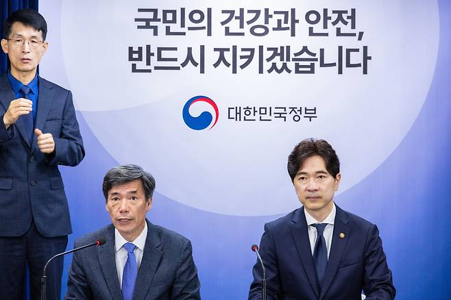 박구연 국무조정실 국무1차장(왼쪽)과 박성훈 해양수산부 차관이 25일 오전 서울 종로구 정부서울청사에서 열린 오염수 방류 관련 일일 브리핑에 참석하고 있다. /연합뉴스