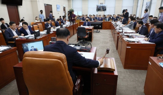 여야는 25일 국회 국방위원회에서 실종자 수색중 숨진 채 상병에 대한 국방부 대응을 두고 설전을 이어갔다. 사진=연합뉴스