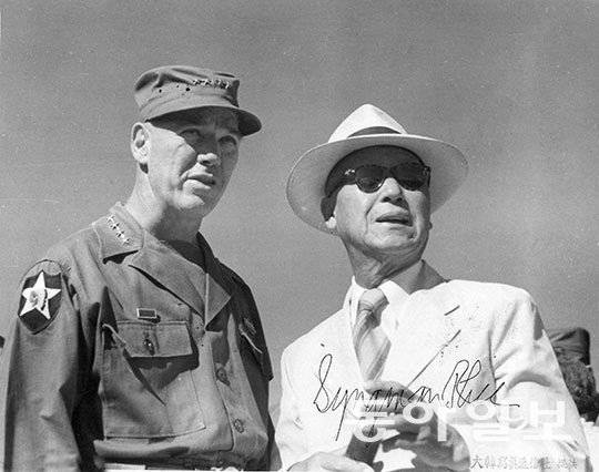 이승만 대통령과 밴플리트 사령관.