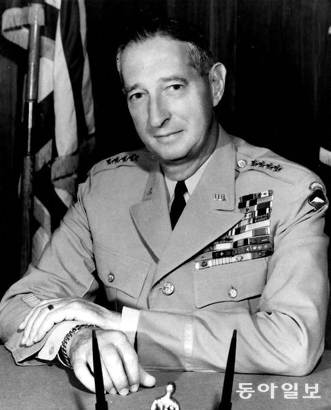 마크 클라크 사령관.