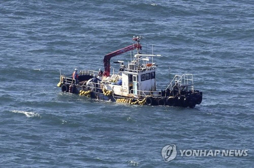 지난 24일 일본 후쿠시마 제1원자력발전소 인근 해역에서 관측선이 해수의 방사성 물질을 검사하기 위해 표본을 채취하고 있다. 일본은 이날 후쿠시마 오염수 방류를 개시했다. [오쿠마[일본] 로이터=연합뉴스]