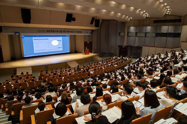 더존비즈온이 실시한 '세무회계사무소를 위한 위하고 사용자교육'이 실무 담당자들의 많은 관심에 힘입어 성황을 이루고 있다. 더존비즈온 제공