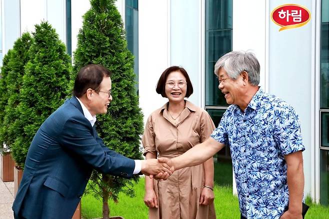 정호석 하림 대표이사(왼쪽)와 공구상 하림농가협의회 회장이 악수를 하고 있다.