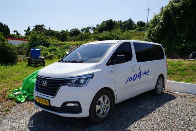옥도 유일의 버스인 승합차 '1004 버스'. 하루 두 번 여객선이 들어올 때 마을 이장인 송주현씨가 기사로 변신해 승객들을 태우러 나간다. 신안=김정혜 기자