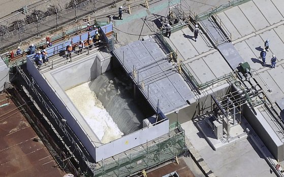 24일 후쿠시마 원전 저장탱크에 보관된 오염수를 바닷물로 희석해 해저 터널을 통해 방류하고 있다. [AP=연합뉴스]
