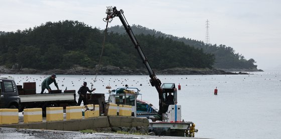 지난 23일 전남 완도군 노화읍 포구에서 어민들이 어구를 정리하고 있다. 연합뉴스