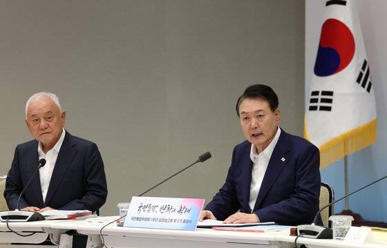 윤석열 대통령이 25일 서울 용산 대통령실 청사에서 열린 국민통합위원회 1주년 성과보고회 및 2기 출범식에서 인사말을 하고 있다. 왼쪽은 김한길 위원장. 연합뉴스