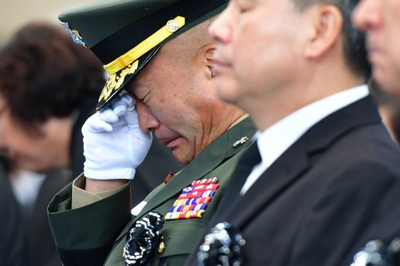 지난달 22일 경북 포항 해병대 1사단 체육관인 '김대식관'에서 열린 고 채 상병 영결식에서 김계환 해병대 사령관(왼쪽)이 눈물을 흘리고 있다. 연합뉴스