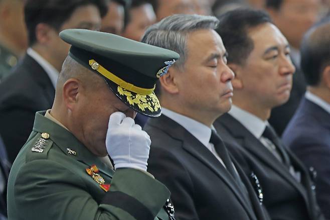 지난 7월 22일 경북 포항 해병대 1사단 체육관인 ‘김대식관’에서 열린 고 채모 상병의 영결식에서 김계환 해병대 사령관(왼쪽)이 눈물을 흘리고 있다. 연합뉴스