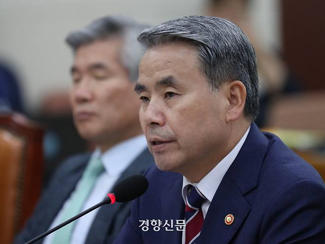 이종섭 국방부 장관이 25일 국회 국방위 전체회의에서 의원질의에 답변하고 있다. 박민규 선임기자