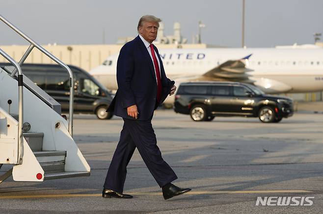 [애틀랜타=AP/뉴시스] 도널드 트럼프 전 미국 대통령이 24일(현지시간) 애틀랜타 하츠필드-잭슨 국제공항에 도착하고 있다. 2023.08.25.