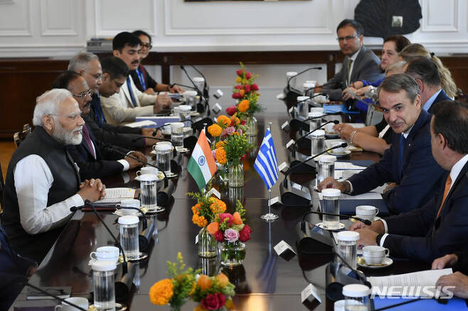 [AP/뉴시스] 그리스 정부 제공사진으로 25일 그리스를 방문한 인도의 나렌드라 모디 총리(왼쪽)가 대표단과 함께 그리스 미초타키스 총리와 회담하고 있다