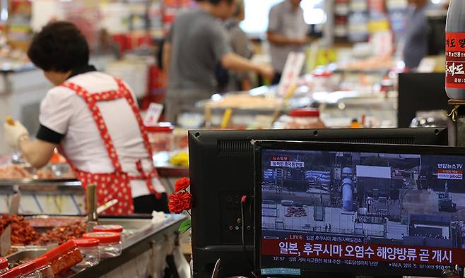 24일 서울 동작구 노량진수산시장에서 한 상인이 젓갈을 정리하고 있다. 연합뉴스