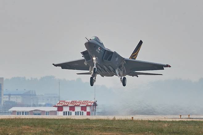 KF-21 시제2호기가 시험비행을 마치고 활주로에 접근하고 있다. 세계일보 자료사진