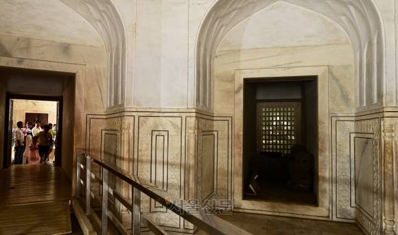 타지마할을 세운 샤 자한과 아내 뭄타즈 마할이 묻힌 영묘. 내부는 촬영 불가다.