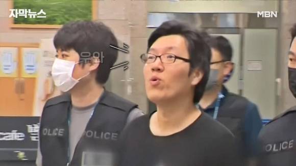 ‘신림동 등산로 성폭행 살인 사건’ 피의자 최윤종이 25일 오전 서울 관악경찰서에서 검찰로 송치되는 과정에서 몰려든 취재진을 보고 짧은 탄성을 내뱉고 있다. 2023.8.25 MBN 갈무리