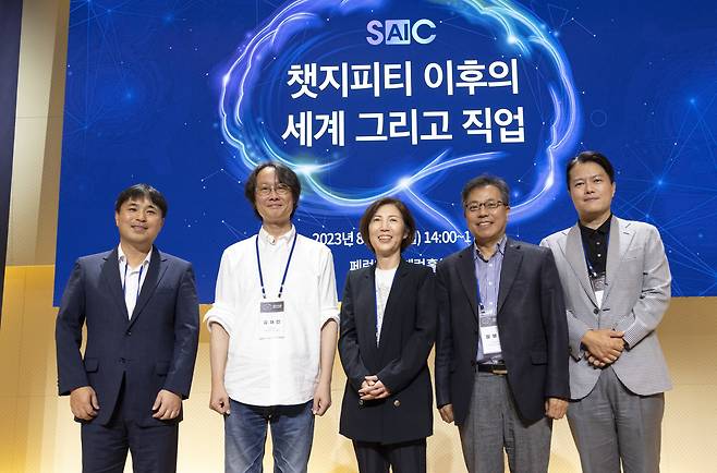 이광용 네이버 AI랩 정책전략 책임리더, 김재인 경희대 비교문화연구소 교수, 이숙이 <시사IN> 대표, 장병탁 서울대학교 AI연구원장, 고광범 한국마이크로소프트 부사장(왼쪽부터). ⓒ시사IN 조남진