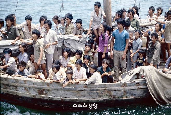 홍콩에 도착한 베트남 난민 ‘보트피플’ 경향신문 자료사진
