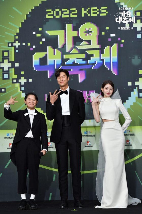 '2022 KBS 가요대축제' MC 김신영(왼쪽부터), 나인우, 장원영./사진=KBS