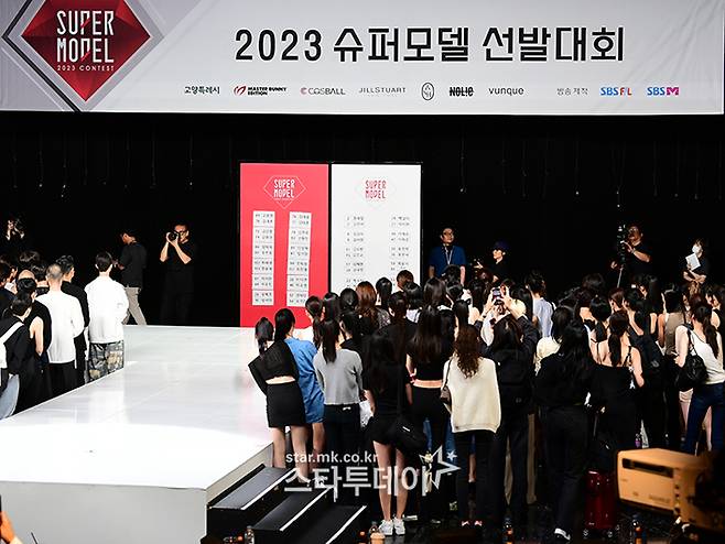 2023 슈퍼모델 선발대회 1차 예선 합격자가 발표되고 있다. <강영국 스타투데이 기자>