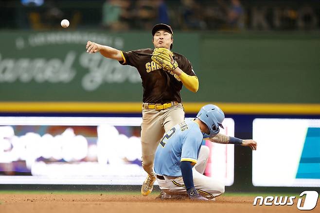 수비하고 있는 김하성.ⓒ AFP=뉴스1