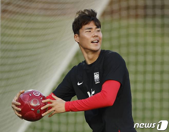 송범근 대한민국 축구 국가대표팀 선수가 16일(현지시간) 오후 2022 카타르 월드컵을 맞이해 도하 알에글라 훈련장에서 현지 자원봉사자 대상으로 축구 자원 봉사 이벤트를 하고 있다. 2022.11.16 ⓒ 로이터=뉴스1 ⓒ News1 정윤미 기자