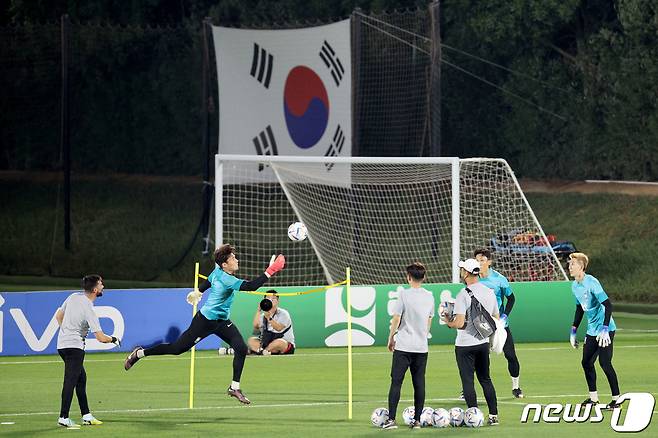 월드컵 축구대표팀 송범근, 김승규, 조현우가 14일 오후(현지시간) 카타르 도하 알 에글라 트레이닝센터에서 첫 훈련을 하고 있다. .2022.11.15/뉴스1 ⓒ News1 이광호 기자