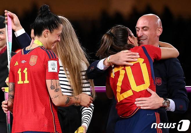 기습 키스 논란을 일으킨 루비알레스 축구협회장 ⓒ AFP=뉴스1