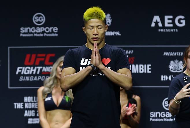 나카무라 린야가 25일(현지시간) 싱가포르 인도어 스타디움에서 열린 ‘UFC 파이트 나이트: 할로웨이 vs 코리안 좀비’ 계체에서 포즈를 취하고 있다. 사진 | UFC