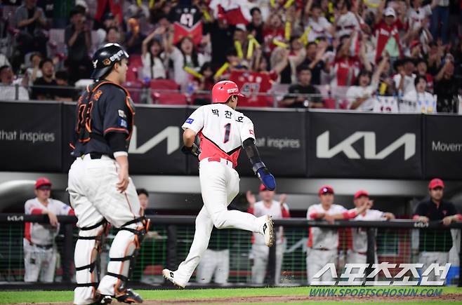 25일 광주 기아챔피언스필드에서 KIA와 한화의 경기가 열렸다. 5회 1사 2루에서 한화 산체스의 폭투 때 득점까지 성공하는 박찬호. 광주=송정헌 기자songs@sportschosun.com/2023.08.25/