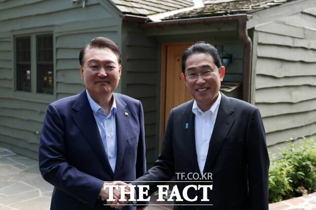 일본 도쿄전력은 24일 오후 1시 후쿠시마 원전 오염수 방류를 시작했다. 국민의 우려가 큰 상황인데도 윤석열 대통령과 대통령실이 침묵하면서 비판이 나온다. 지난 18일 메릴랜드주에 위치한 미국 대통령 별장 캠프 데이비드에서 열린 한일 정상회담에서 기시다 후미오 일본 총리와 기념촬영하는 윤 대통령(왼쪽). /대통령실 제공