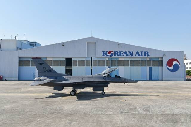 지난해 11월 대한항공 부산 테크센터에서 미국 공군 F-16 수명 연장 사업의 초도 항공기가 출고되고 있는 모습. /대한항공.