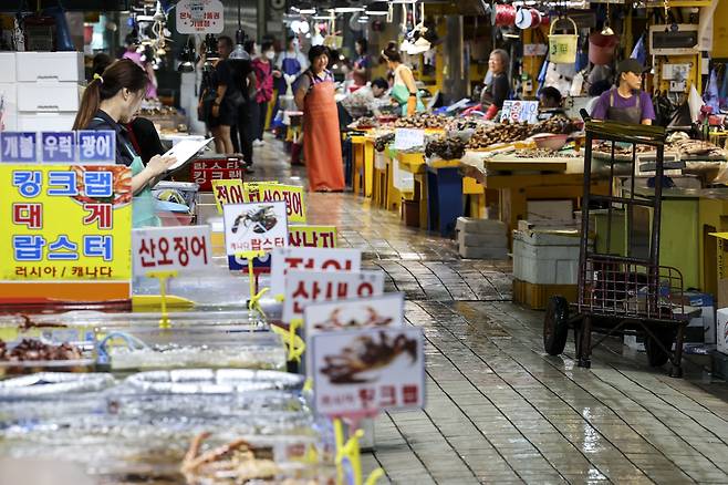 일본 후쿠시마 제1원자력발전소 오염수 방류 이튿날인 24일 인천 중구 인천종합어시장에서 시민들이 수산물을 구매하고 있다/뉴스1