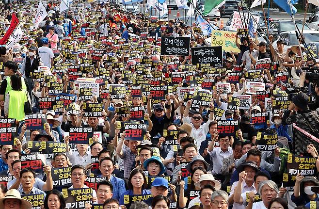 26일 오후 서울 중구 세종대로 프레스센터 인근에서 열린 ‘후쿠시마 오염수 방류 반대 범국민대회’에서 참가자들이 관련 구호를 외치고 있다./연합뉴스