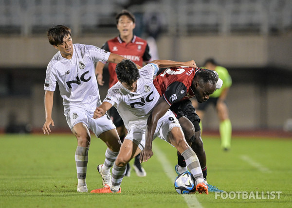 송시우(왼쪽), 이상민(가운데, 서울이랜드), 루페타(오른쪽, 부천FC). 서형권 기자