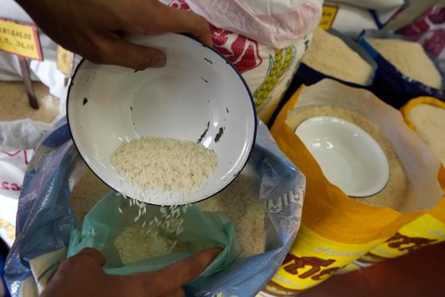 10일 태국 방콕의 한 쌀 가게에서 주인이 쌀을 퍼 담고 있다. 방콕=AP 연합뉴스