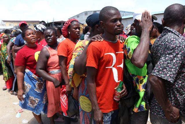 지난해 10월 라이베리아 몬로비아에서 시민들이 쌀을 구하기 위해 줄을 서 있다. 라이베리아는 인도산 쌀을 주로 수입하는데, 인도의 쌀 수출 금지와 이에 따른 가격 상승으로 식량난 앞에 놓이게 됐다. 몬로비아=EPA 연합뉴스 자료사진