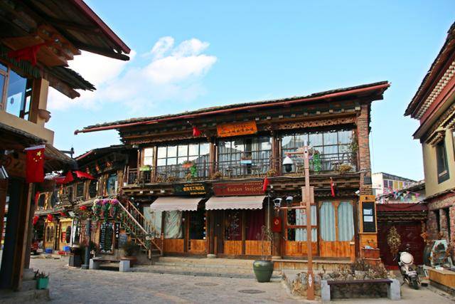 샹그릴라 고성의 카페와 가게 모습. ⓒ최종명