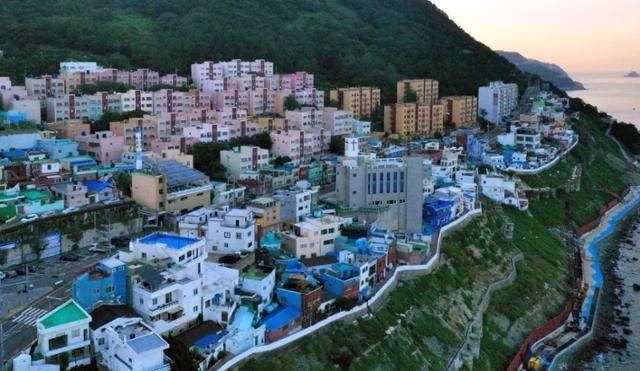 26일 오전 부산 영도구 흰여울마을에 아침해가 뜨고 있다. 마을형 관광지로 유명한 이곳에는 신식 카페와 주민들이 사는 낡은 주택이 함께 존재한다. 부산=왕태석 선임기자