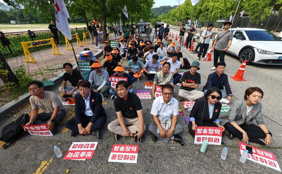 이동관 방송통신위원장 후보자의 인사청문경과보고서(청문보고서) 채택 시한인 21일 오전 '윤석열 정권 언론장악 저지 야 4당 공동대책위원회'(대책위) 및 전국언론노동조합 조합원들이 방통위 전체회의가 열리는 정부과천청사 앞에서 집회를 열고 있다.    이들은 권태선 방송문화진흥회(방문진) 이사장 해임안과 황근 선문대 교수의 KBS 보궐이사 추진안의 의결중단 및 이동관 후보자의 자진 사퇴 등을 촉구했다. 연합뉴스