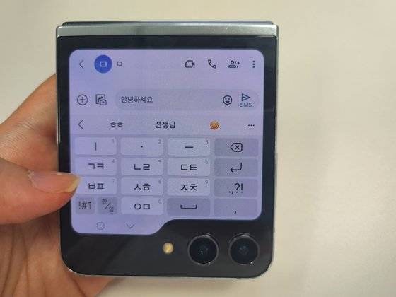 외부 화면에서 메시지도 보낼 수 있다. 버튼이 비교적 큰 천지인 자판이 더 적합해 보였다. 박해리 기자
