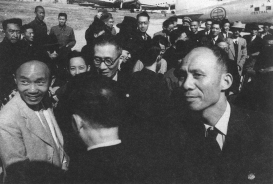1945년 9월 충칭(重慶)에 도착한 중공 부주석 저우언라이(등 보이는 사람)를 영접 나온 레이전(오른쪽). [사진 김명호]