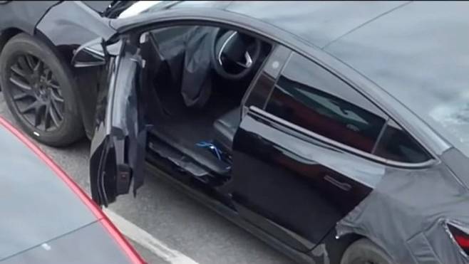 테슬라 모델3 하이랜드 내부 모습이 담긴 스파이샷. 원형 운전대가 확인된다.