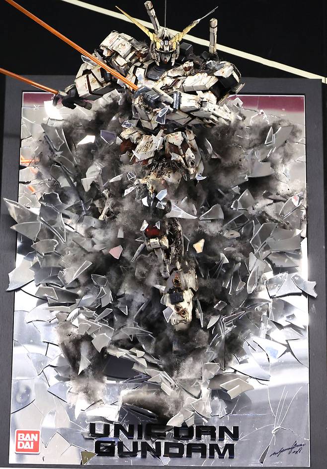 거울을 깨고 나오는 연출이 돋보이는 유니콘 건담