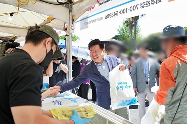 제주 수산물 소비촉진 행사장 찾은 오영훈 제주지사[제주도 제공]