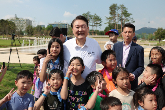 윤석열 대통령이 26일 서울 용산어린이정원 분수정원에서 열린 다둥이가족 초청행사에서 어린이들과 기념촬영하고 있다. 대통령실 제공 뉴시스