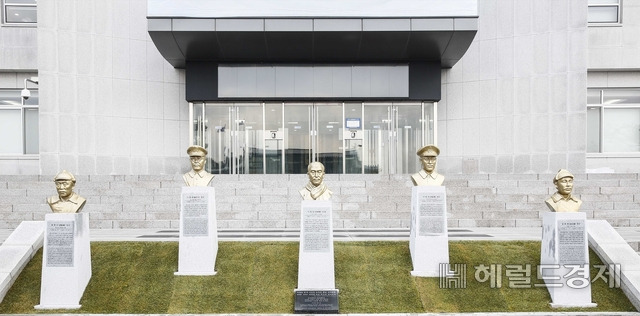 육군사관학교가 충무관 중앙현관 앞에 설치된 독립영웅 홍범도, 김좌진, 지청천, 이범석 장군과 이회영 선생의 흉상을 교내나 교외로 이전하는 방안을 검토중이다. 지난 2018년 99돌 3·1절을 맞아 육사 충무관 앞에서 제막식을 가진 홍범도·지청천 장군, 이회영 선생, 이범석·김좌진 장군 흉상(왼쪽부터) [헤럴드DB]