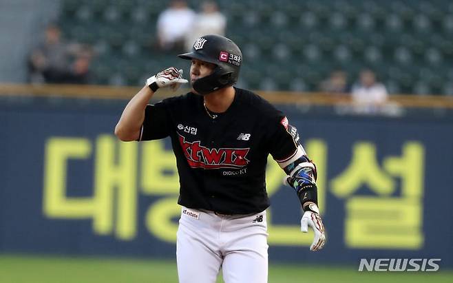 [서울=뉴시스] 김선웅 기자 = 17일 서울 송파구 잠실야구장에서 열린 2023 프로야구 kt wiz와 두산 베어스의 경기, 1회초 2사 2루 kt 김상수가 1타점 적시타를 친 후 세레머니를 하고 있다. 2023.08.17. mangusta@newsis.com