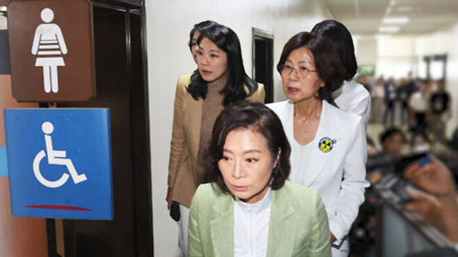 김현숙 여성가족부 장관 찾아 화장실까지 수색한 야당 위원들